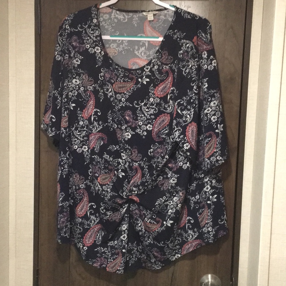 Beautiful navy top!